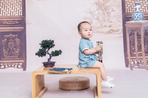 黔东女宝宝换尿布