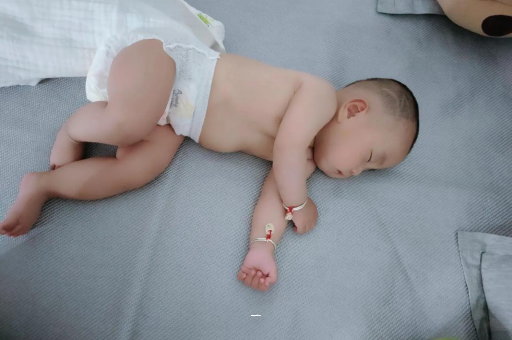黔东宝宝胳膊上起红疙瘩